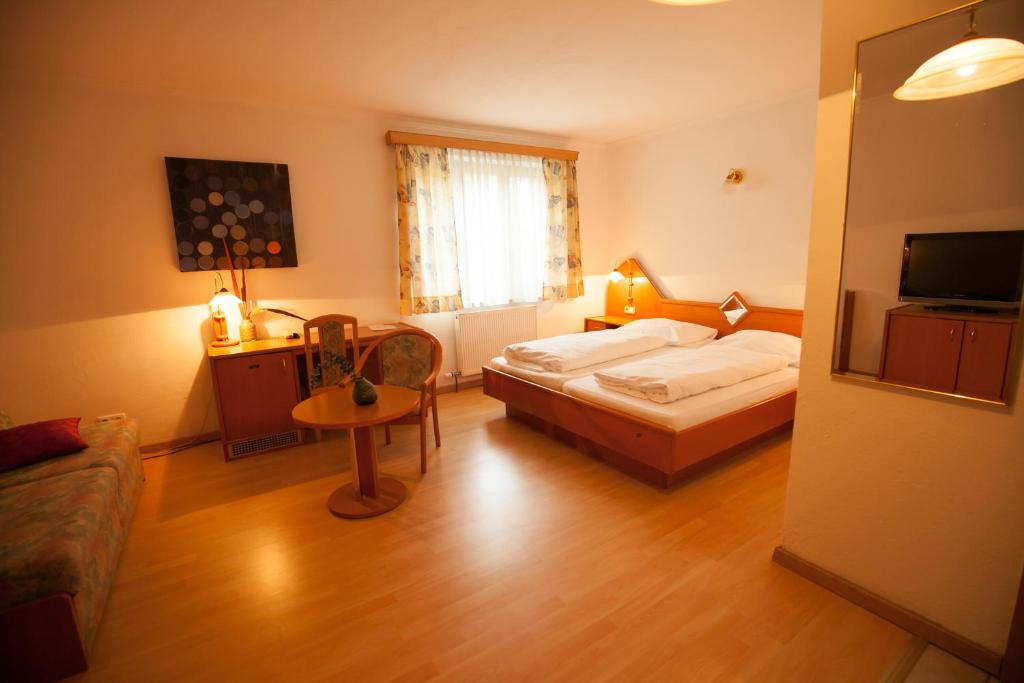Una cama o camas en una habitación de Gasthof Pöchhacker