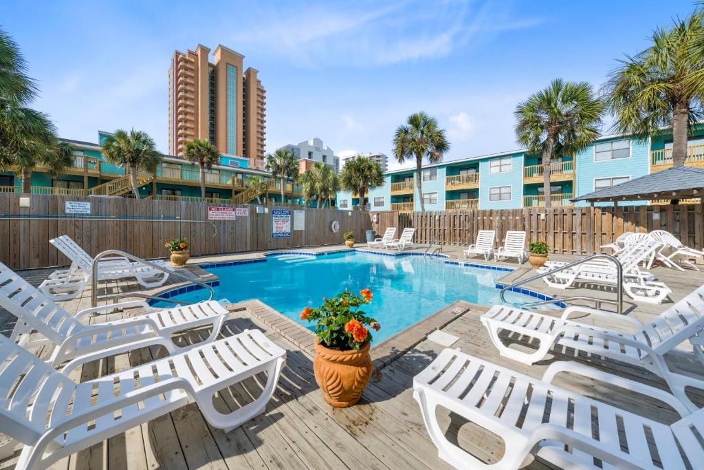 Quaint Getaway with Pool and Beach Access, Gulf Shores & Orange Beach, AL