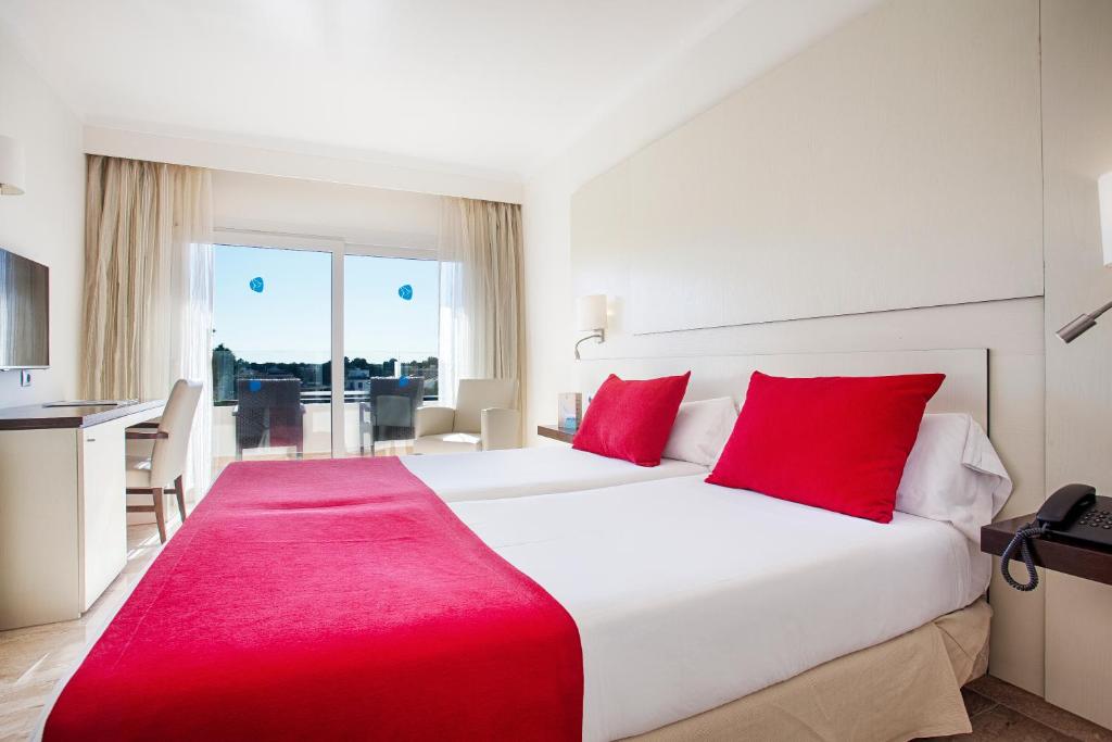 Postel nebo postele na pokoji v ubytování Grupotel Montecarlo