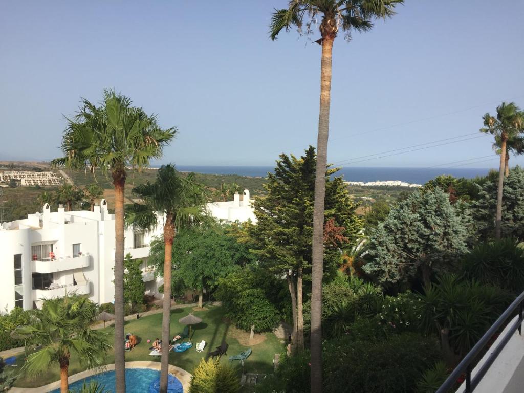 desde el balcón de un complejo con palmeras en Apartamento del Sol, en Estepona