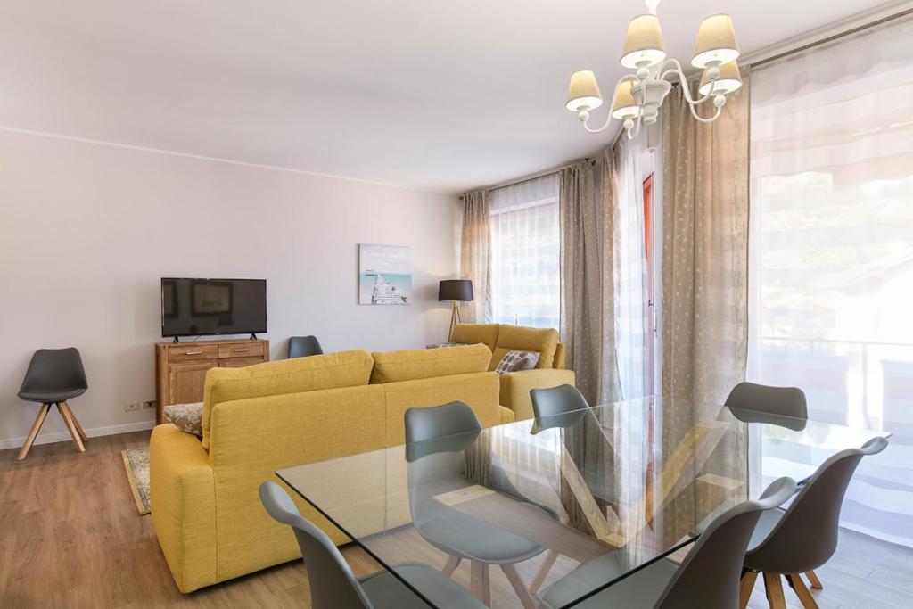 ストレーザにあるD'Azeglio by Impero Houseのリビングルーム(黄色のソファ、テーブル、椅子付)