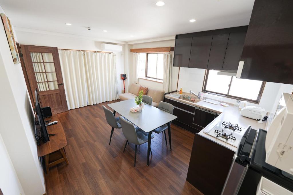 Three minutes walk to subway Direct to the airport Umeda business district