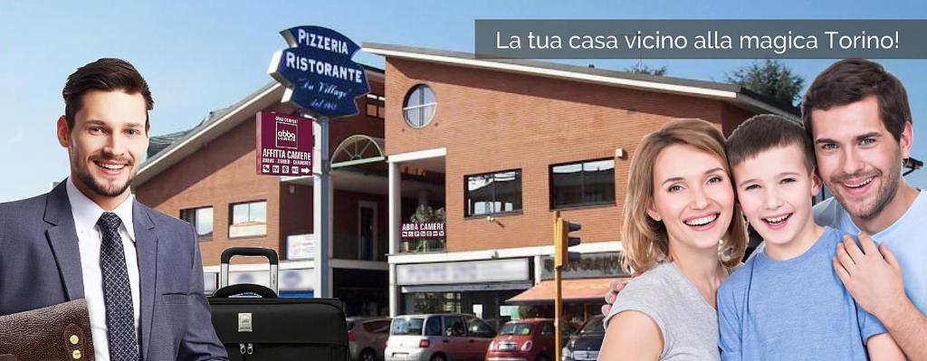 grupa ludzi pozujących do zdjęcia przed budynkiem w obiekcie Abba Camere w mieście Borgaro Torinese