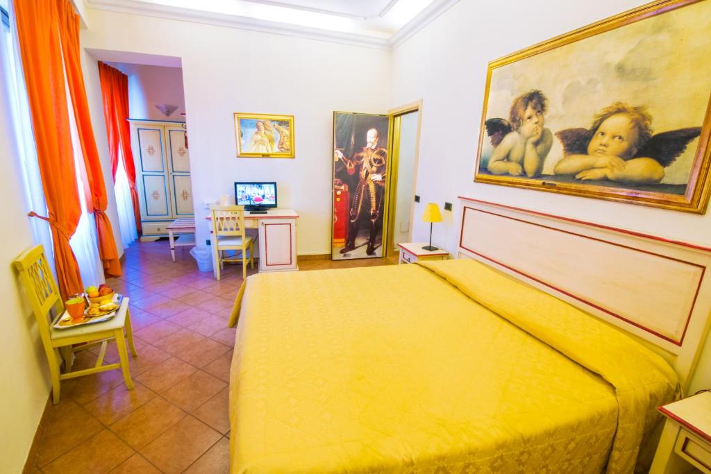 ein Schlafzimmer mit einem gelben Bett und einem Gemälde an der Wand in der Unterkunft Hotel Vasari in Florenz
