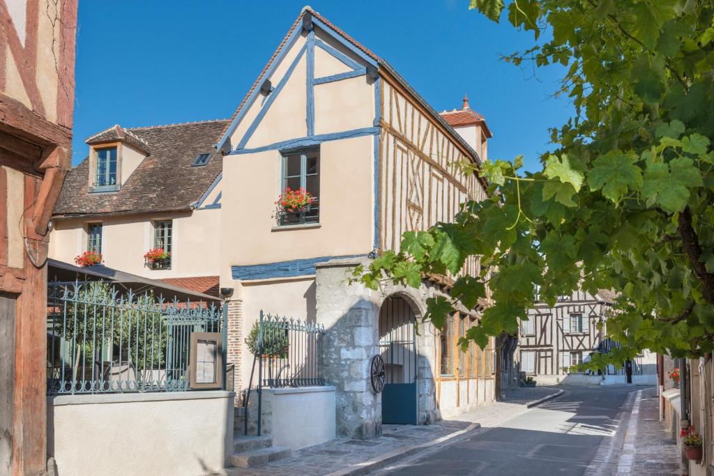 普羅萬的住宿－Hôtel Aux Vieux Remparts, The Originals Relais，水边的中世纪小镇伯顿的一条街道