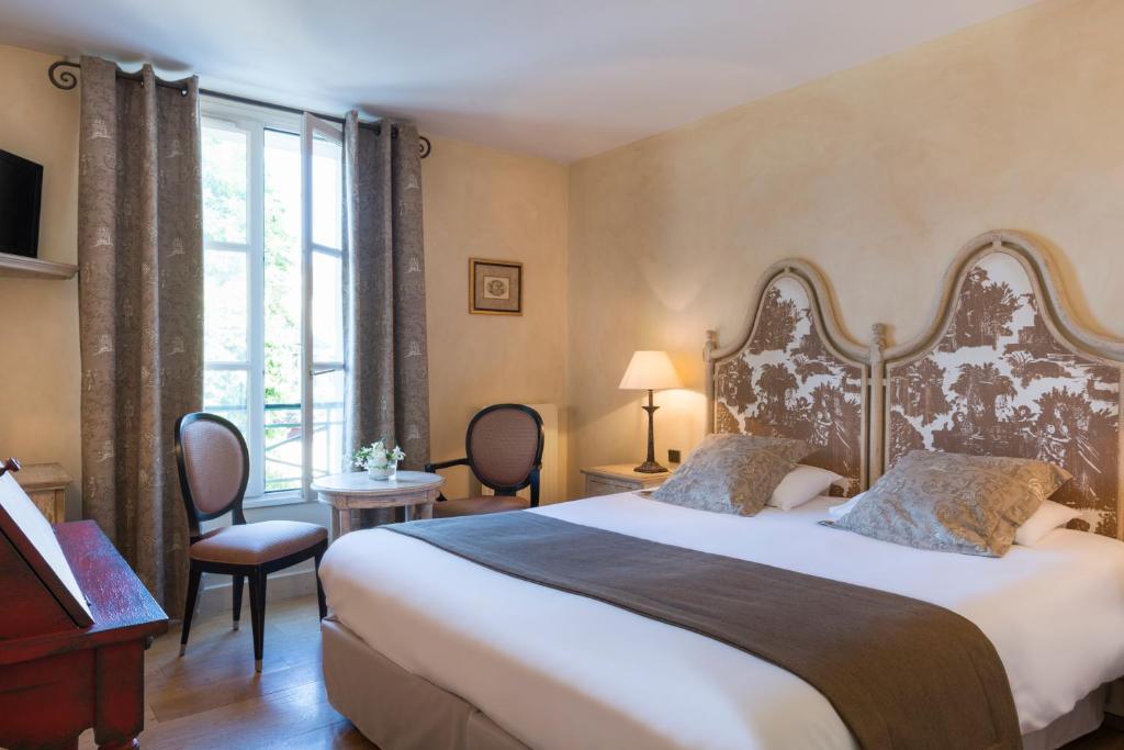Hôtel Aux Vieux Remparts photo