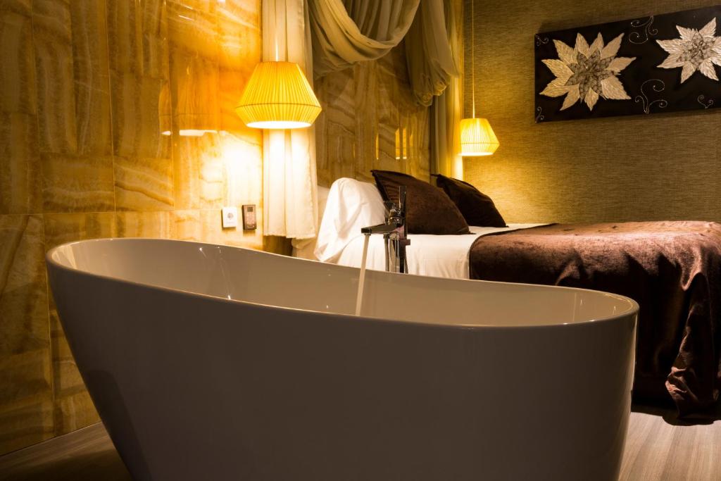 Postel nebo postele na pokoji v ubytování Sant Jordi Boutique Hotel