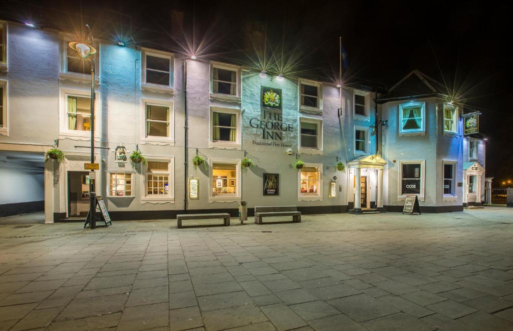 un grupo de edificios en una ciudad por la noche en The George Inn, en Selby