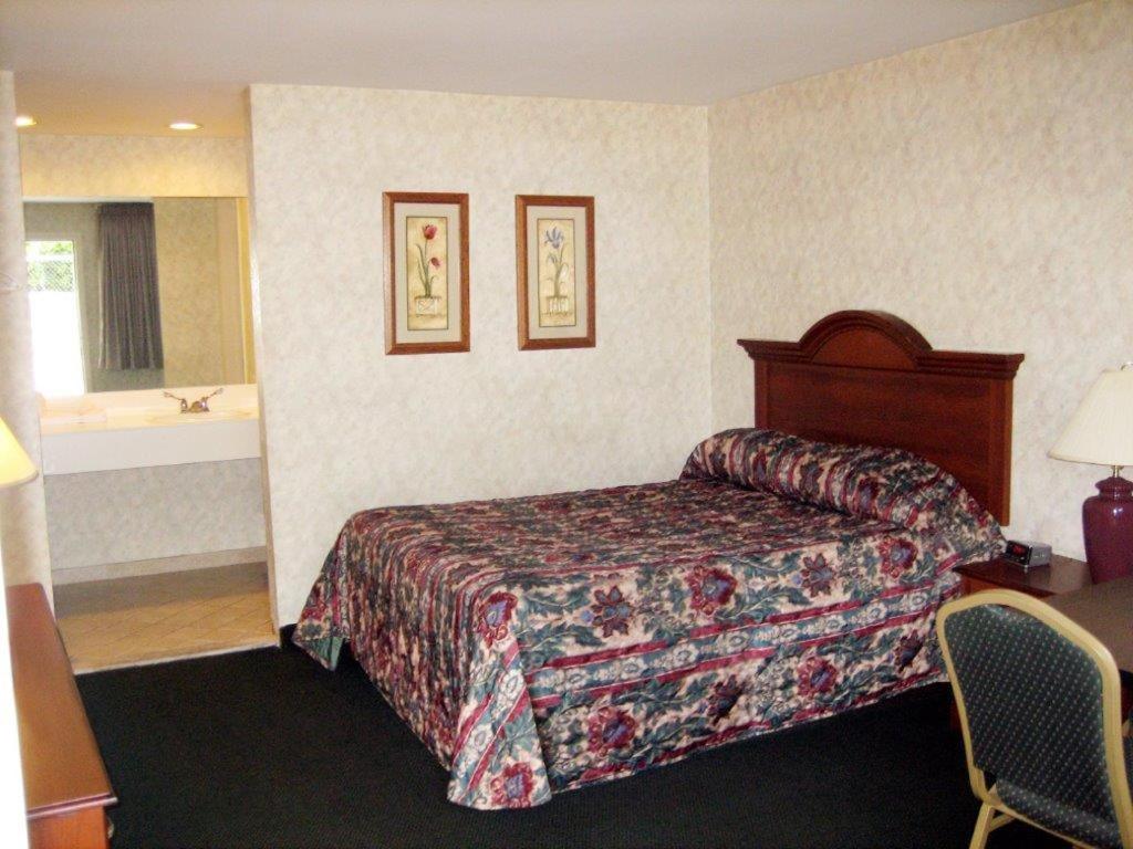 Postel nebo postele na pokoji v ubytování Fair Motel