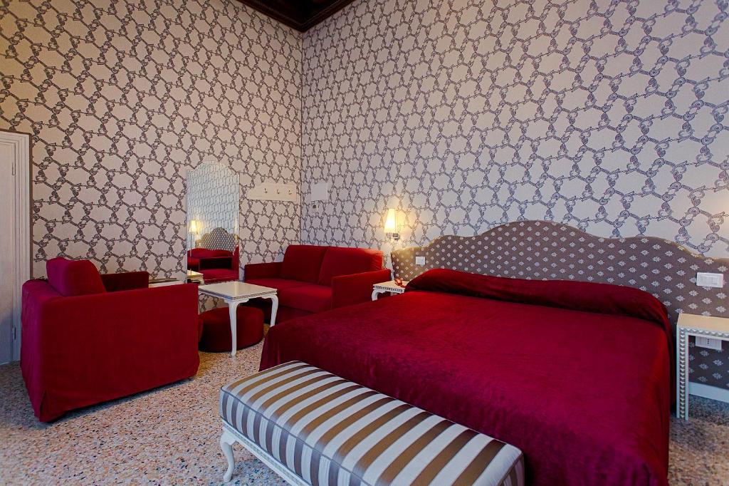 
Deluxe Suite with Spa Bath
