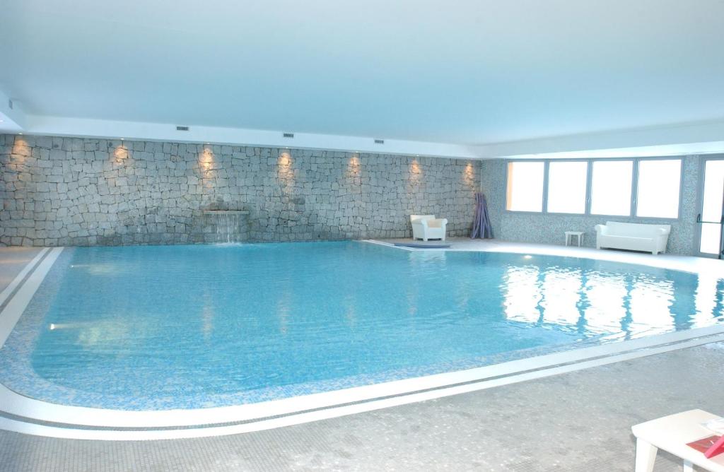 Bazén v ubytování Grand Hotel Miramonti nebo v jeho okolí
