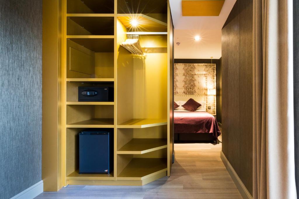 Postel nebo postele na pokoji v ubytování Sant Jordi Boutique Hotel