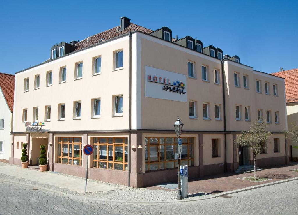 un gran edificio blanco con un cartel. en Hotel Mehl, en Neumarkt in der Oberpfalz