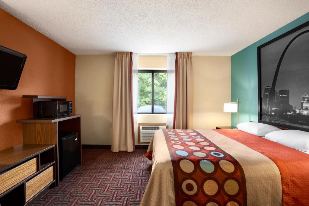 Postel nebo postele na pokoji v ubytování Super 8 by Wyndham Fairview Heights-St. Louis