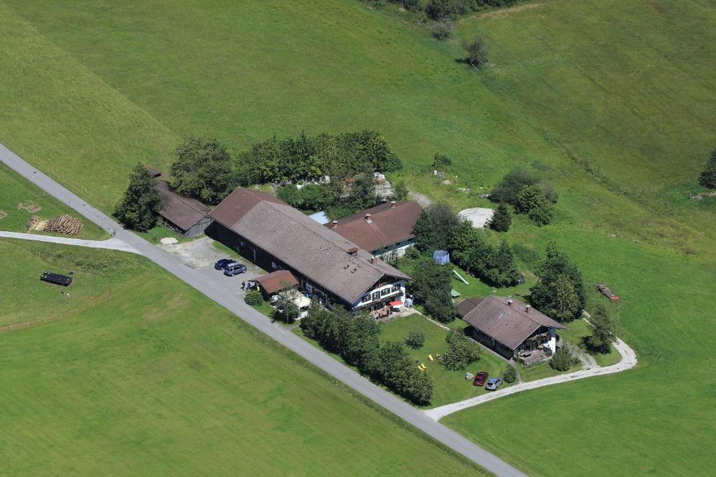 eine Luftansicht eines Hauses auf einem Feld in der Unterkunft Zum Bergbauer in Mittenwald