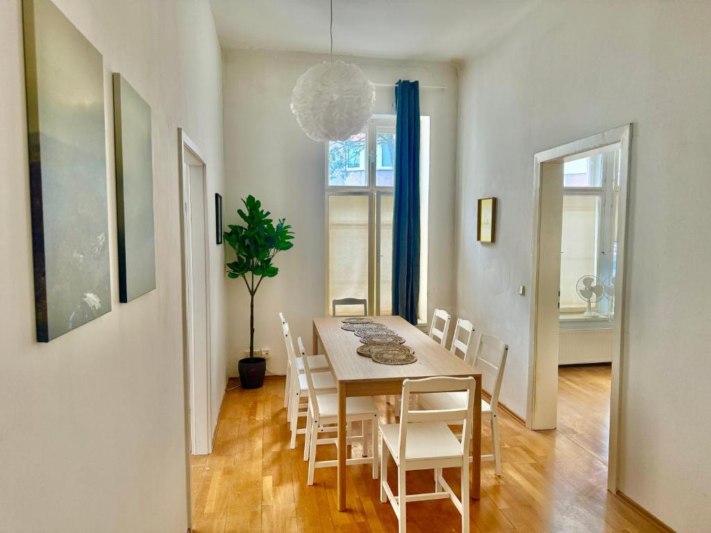 Spacious Stylish Apartment with Free Parking