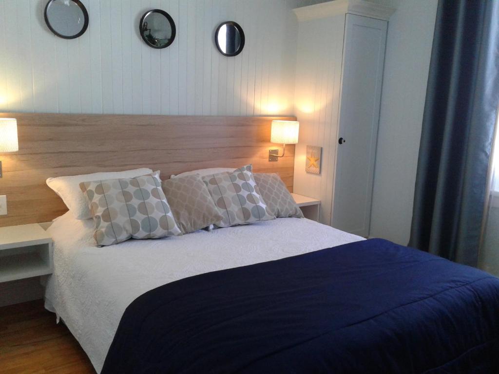 1 dormitorio con 1 cama grande y 2 almohadas en Le Gîte Du Coteau en Lyster