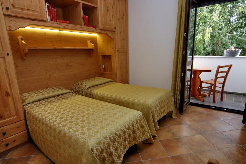 Vico CanaveseにあるAlbergo Ristorante Centroのベッド2台 テーブル付
