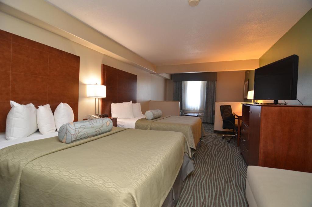 Postel nebo postele na pokoji v ubytování AmericInn by Wyndham Des Moines Airport