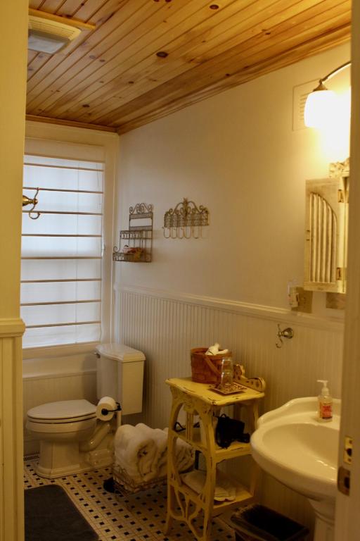 Oakland Cottage Bed and Breakfast - King Room # 2