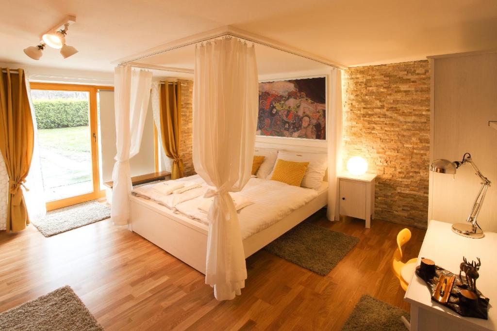 - une chambre avec un lit à baldaquin dans l'établissement Rebel House, à Frýdlant nad Ostravicí