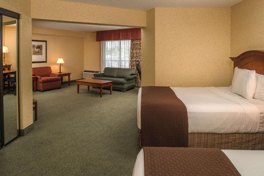 Postel nebo postele na pokoji v ubytování Red Lion Hotel Pasco Airport & Conference Center