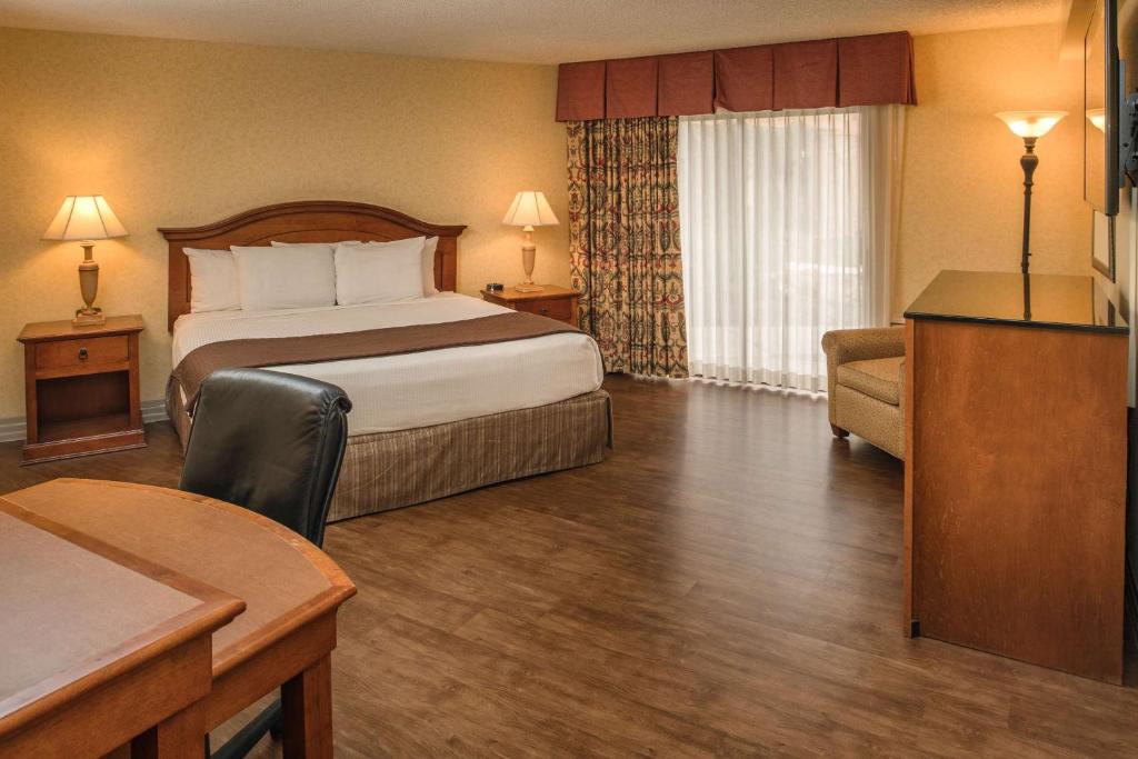 Postel nebo postele na pokoji v ubytování Red Lion Hotel Pasco Airport & Conference Center