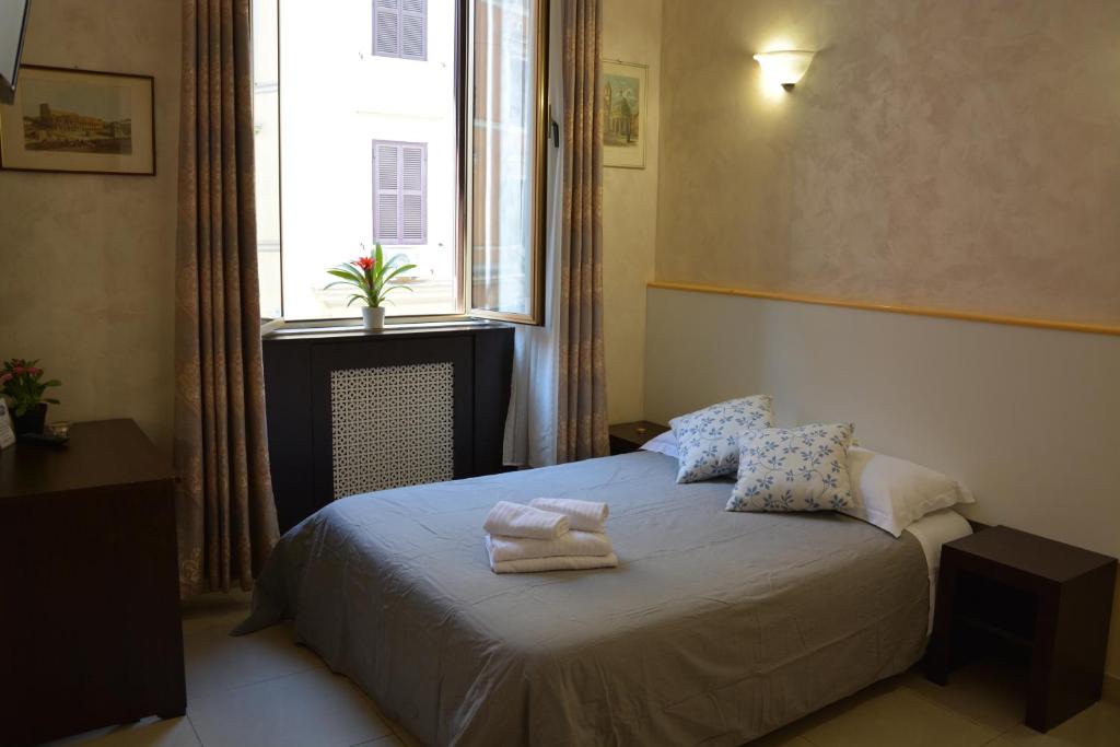 En eller flere senge i et værelse på Roma Carina