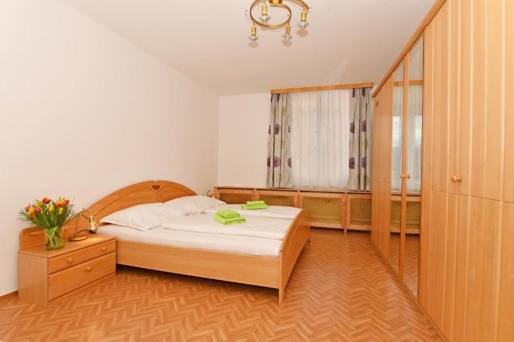 a small bedroom with a bed and a window at sWirtshaus M&N in Zeltweg