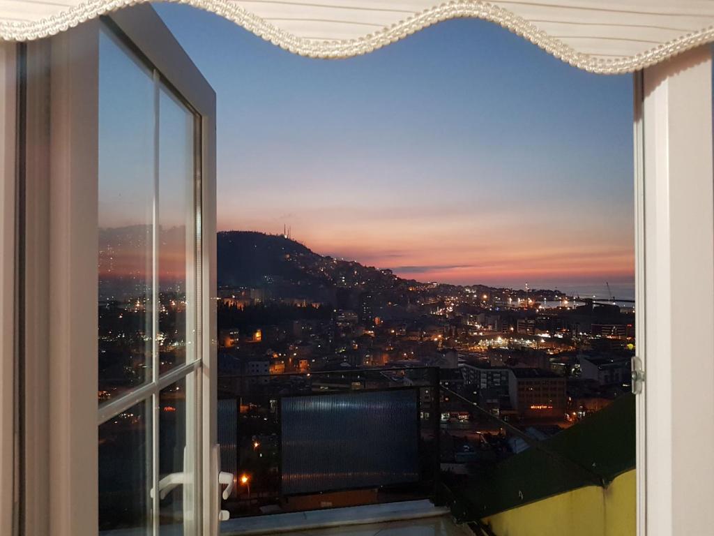 トラブゾンにあるNURALP APART OTEL - Trabzonの夜の市街の景色を望む窓