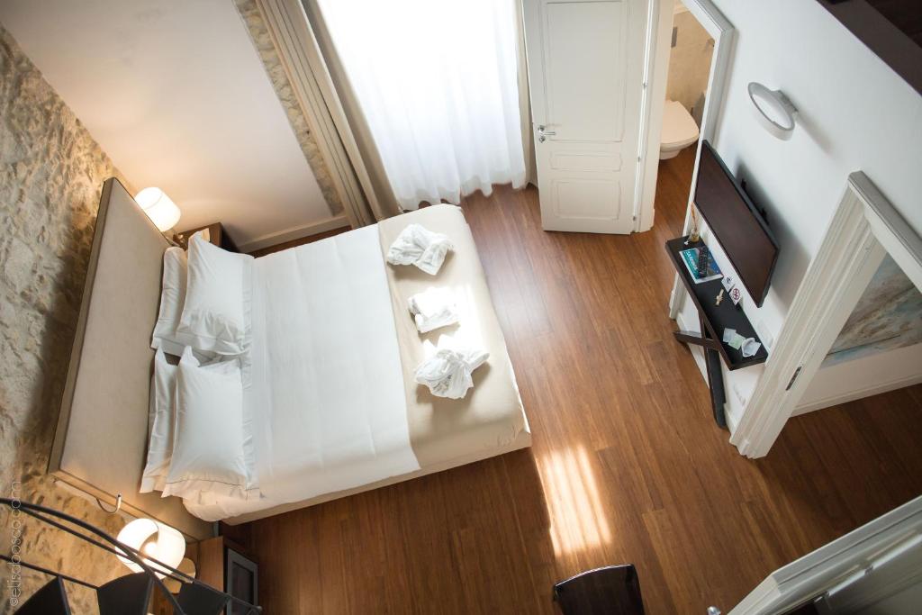 einen Blick über ein Hotelzimmer mit einem Bett in der Unterkunft Arcipelago 41 in Cagliari