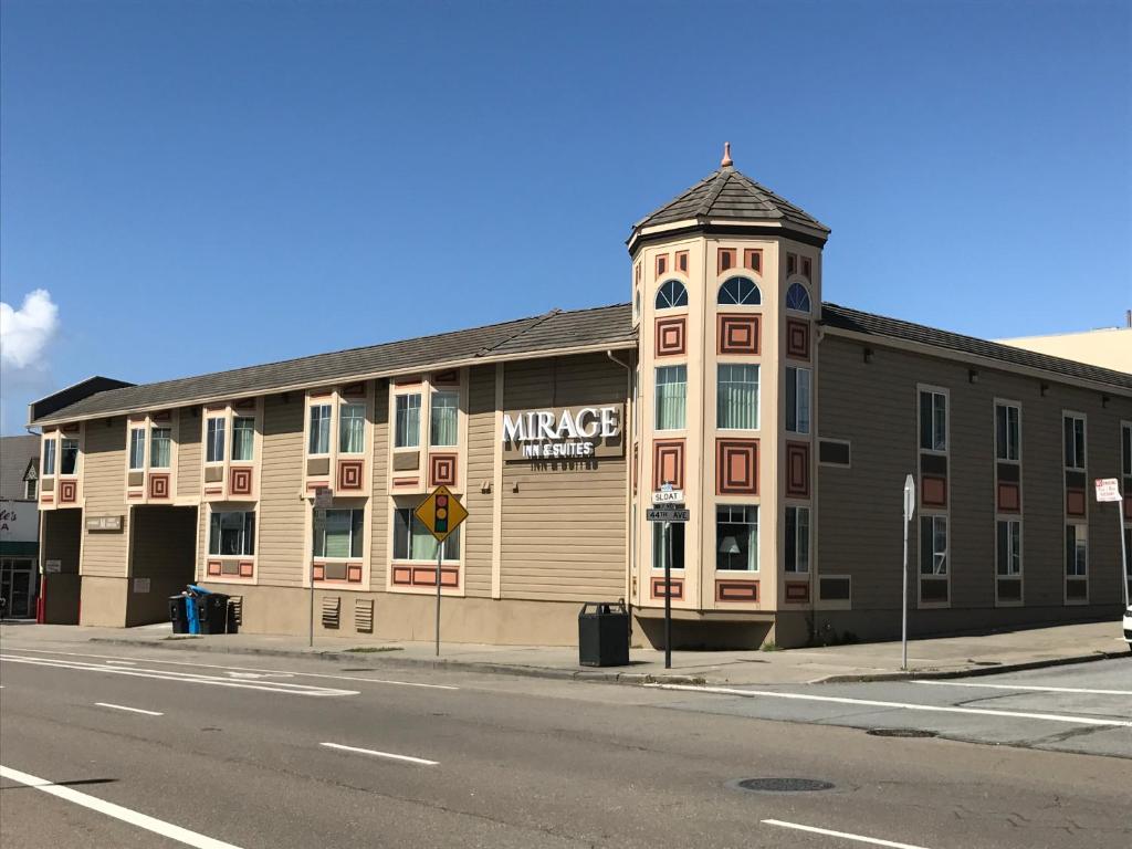 ein Gebäude mit einem Turm an der Seite einer Straße in der Unterkunft Mirage Inn & Suites in San Francisco