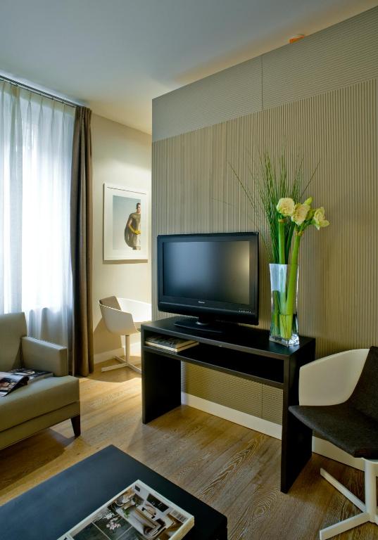 TV a/nebo společenská místnost v ubytování Escalus Luxury Suites Verona