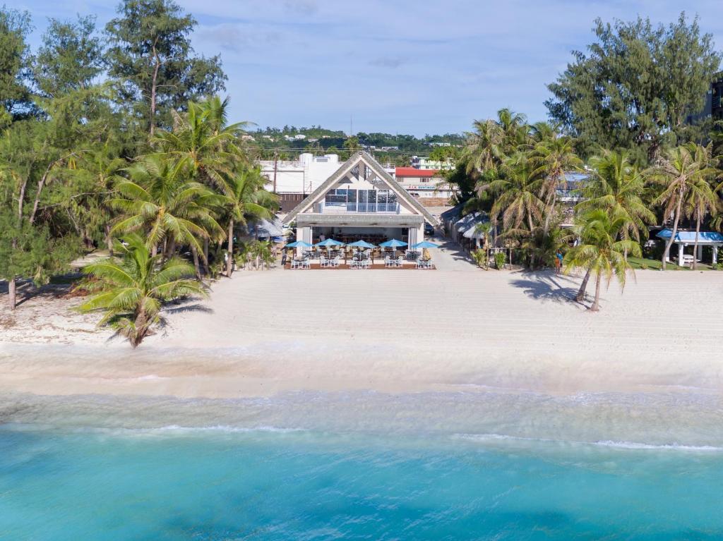 eine Luftansicht eines Hauses am Strand in der Unterkunft Surfrider Resort Hotel in Saipan