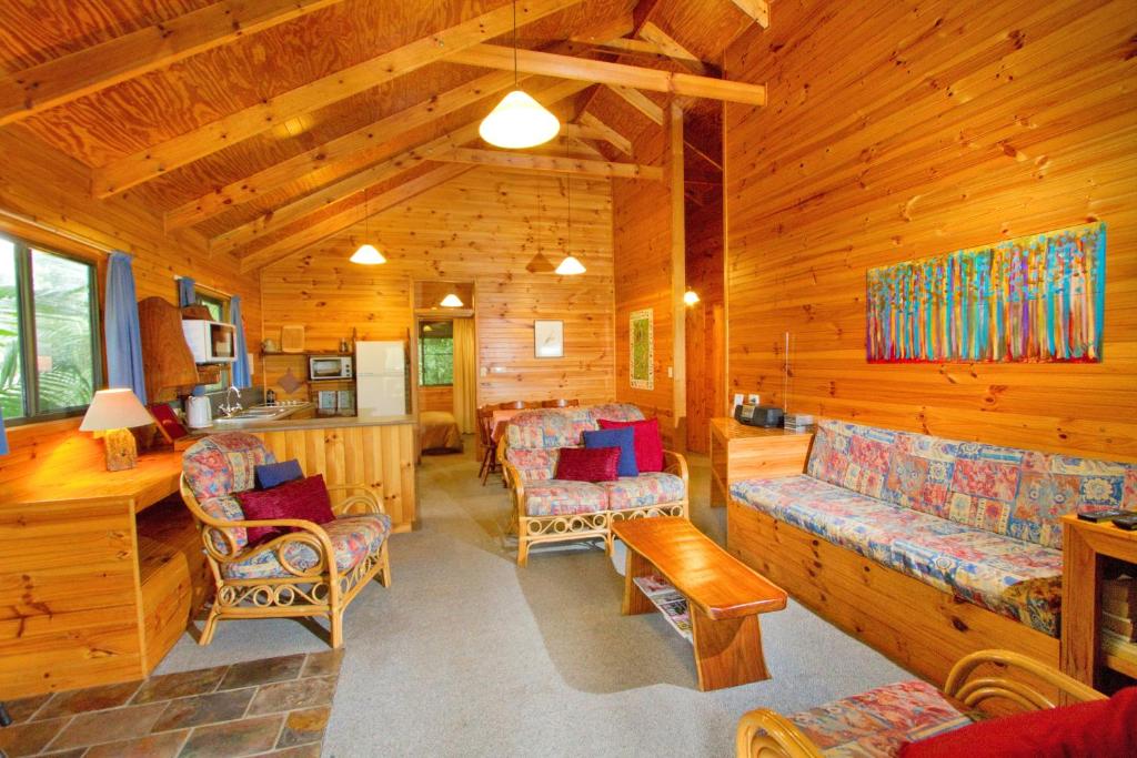 TV a/nebo společenská místnost v ubytování Mt Glorious Getaways