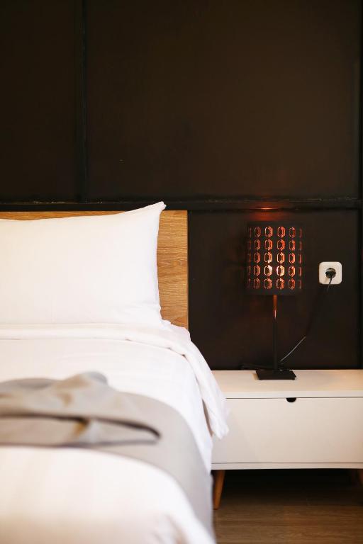Postel nebo postele na pokoji v ubytování Allstay Ecotel Yogyakarta