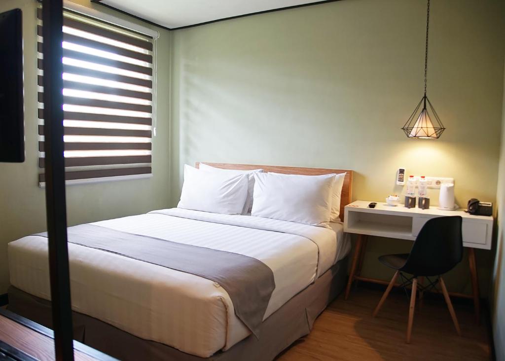 Postel nebo postele na pokoji v ubytování Allstay Ecotel Yogyakarta