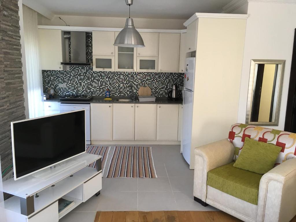 TV a/nebo společenská místnost v ubytování Derya Beach Apartment