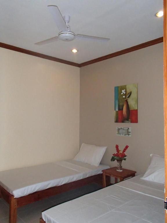 Postel nebo postele na pokoji v ubytování Malapascua Starlight Resort