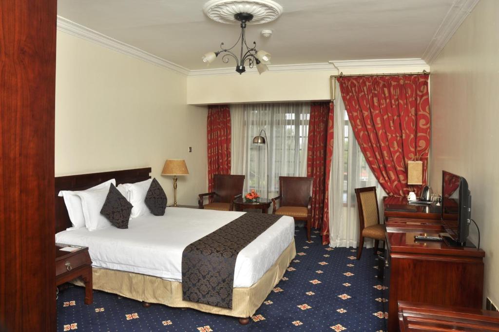 Uma cama ou camas num quarto em Weston Hotel
