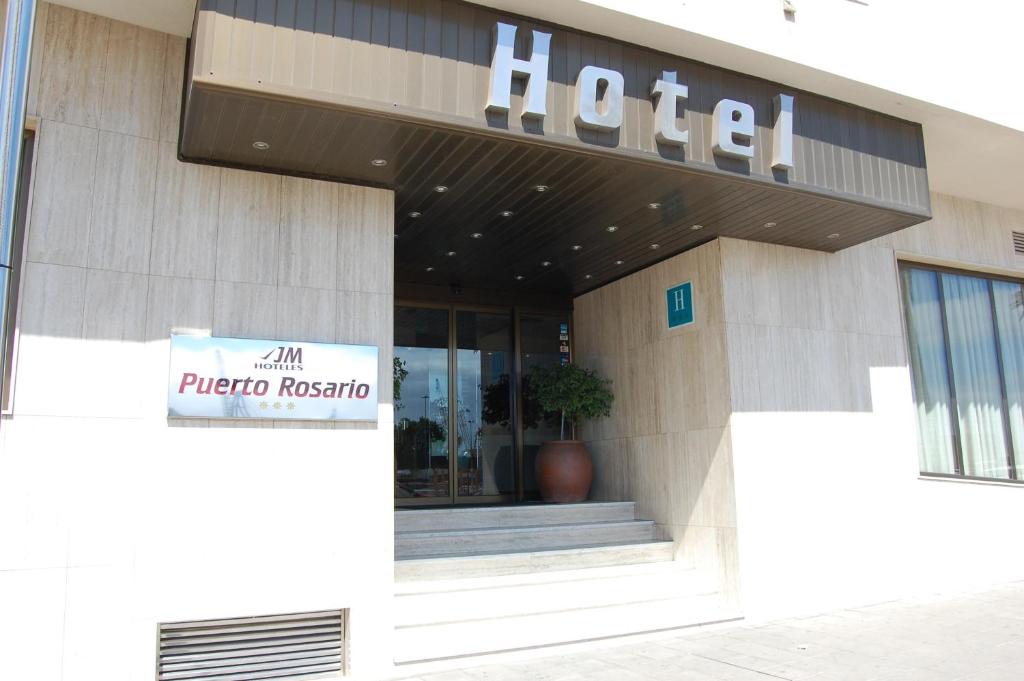 una señal de hotel en la parte delantera de un edificio en JM Puerto Rosario en Puerto del Rosario