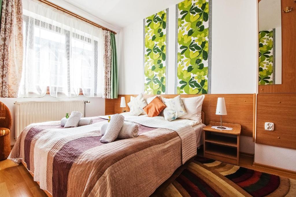 sypialnia z dużym łóżkiem z poduszkami w obiekcie Chata pod Jemiołą w Zakopanem