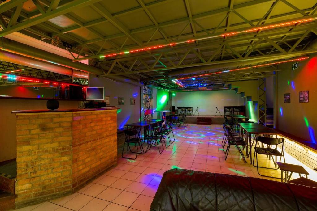 ブダペストにあるThe Bachelor Bar - Bunker | Private Clubのバー付きのお部屋、椅子と照明が備わります。