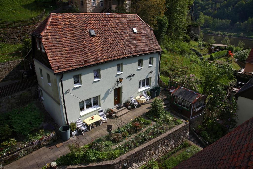 een groot wit huis met een rood dak bij Haus Bergfriede in Bad Schandau