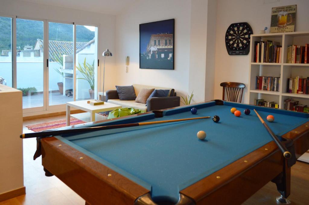 a living room with a pool table at Casa Rural La Tramontana in Estivella