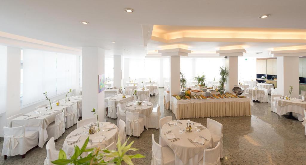 A restaurant or other place to eat at Zenit Hotel