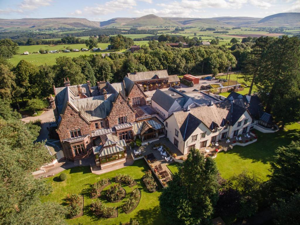 una vista aérea de una gran finca en Appleby Manor Hotel & Garden Spa, en Appleby