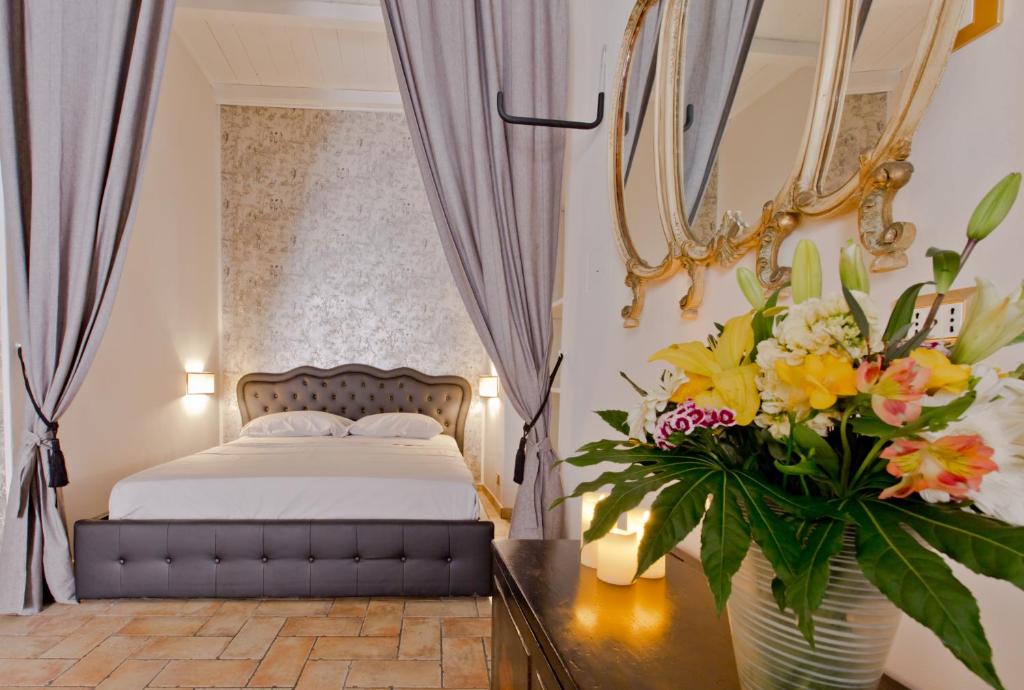 ローマにあるLa Bonosa (Trastevere)のベッドルーム1室(ベッド1台、花瓶1本付)