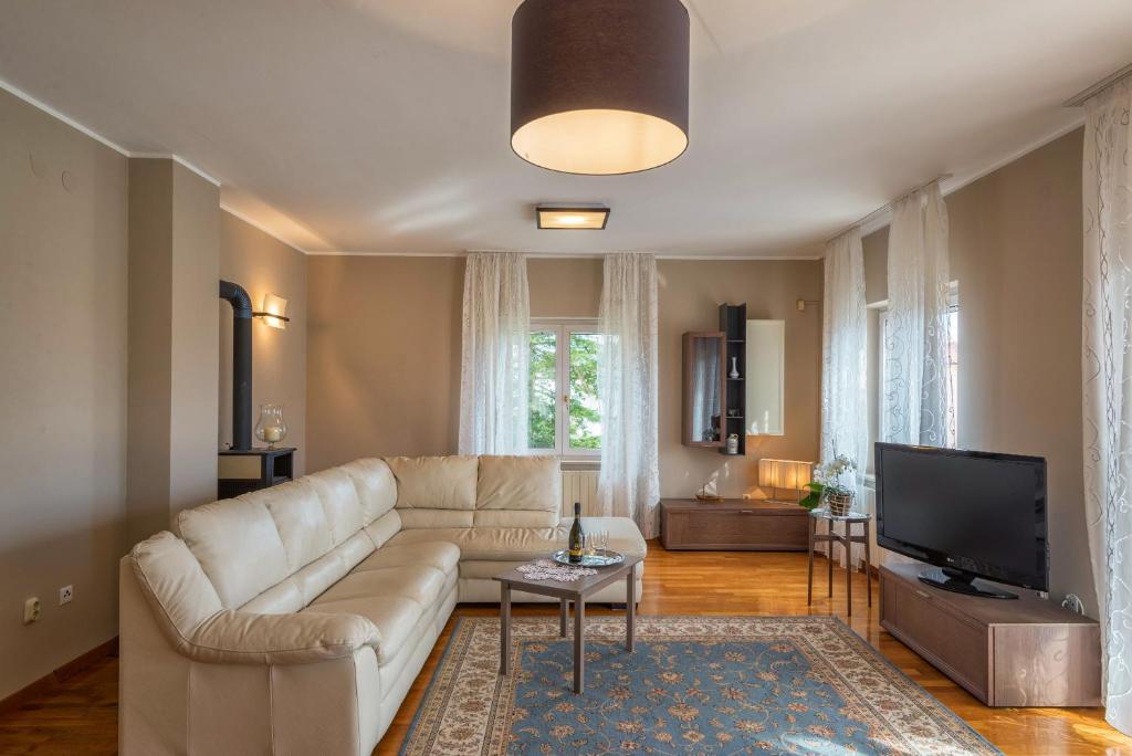 TV a/nebo společenská místnost v ubytování Apartment Majoran