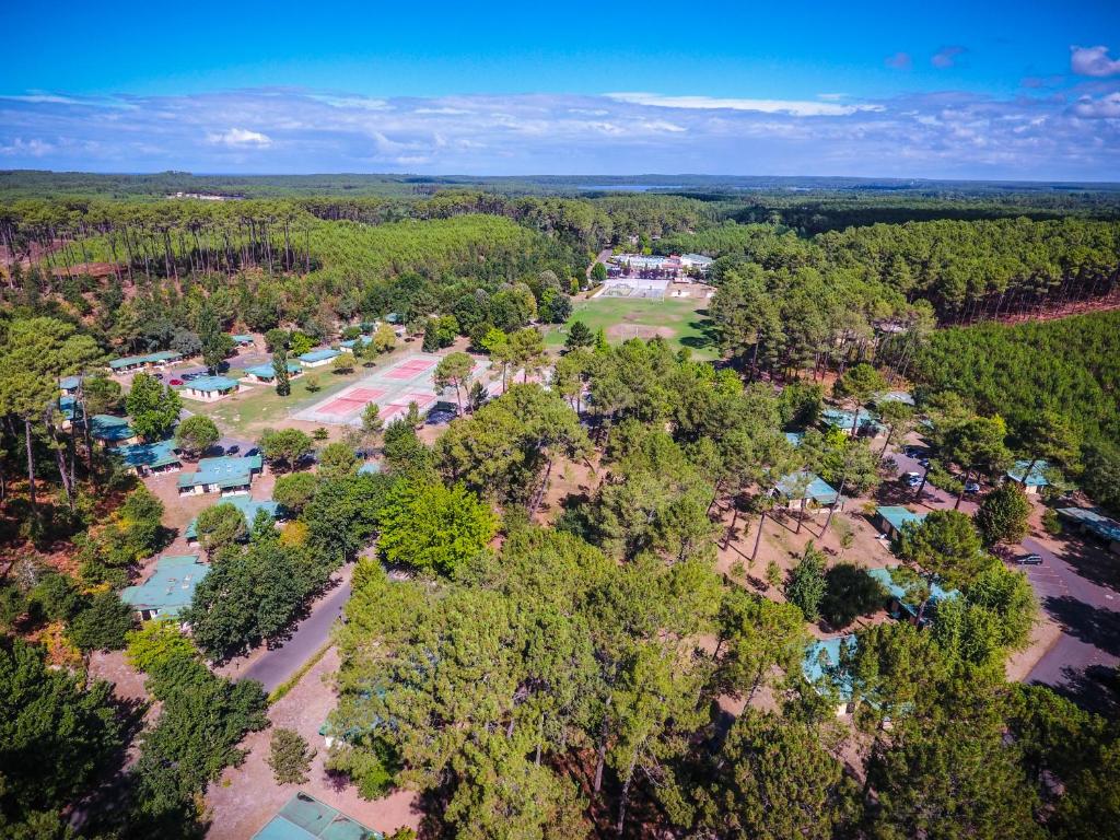 una vista aérea de un parque con árboles en Village Vacances Les Genêts, en Léon